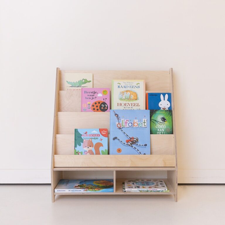 Montessori-Bücherregal Jindl mit Büchern