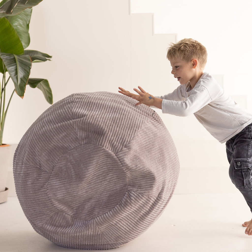 Rollen met oud roze zitzak Rollen met oud roze zitzak