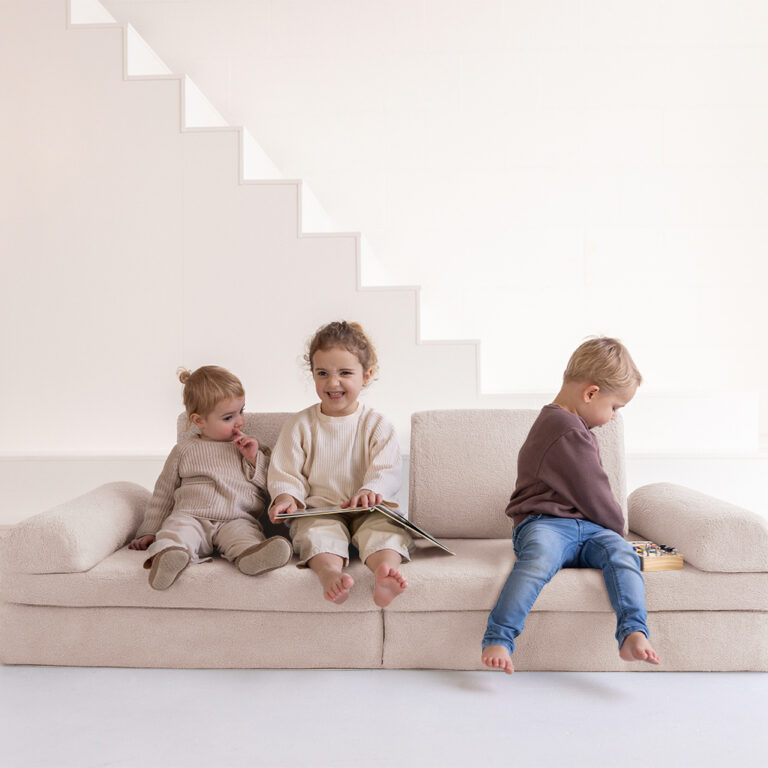 Lesen auf dem Jindl Teddy Spielsofa in Beige