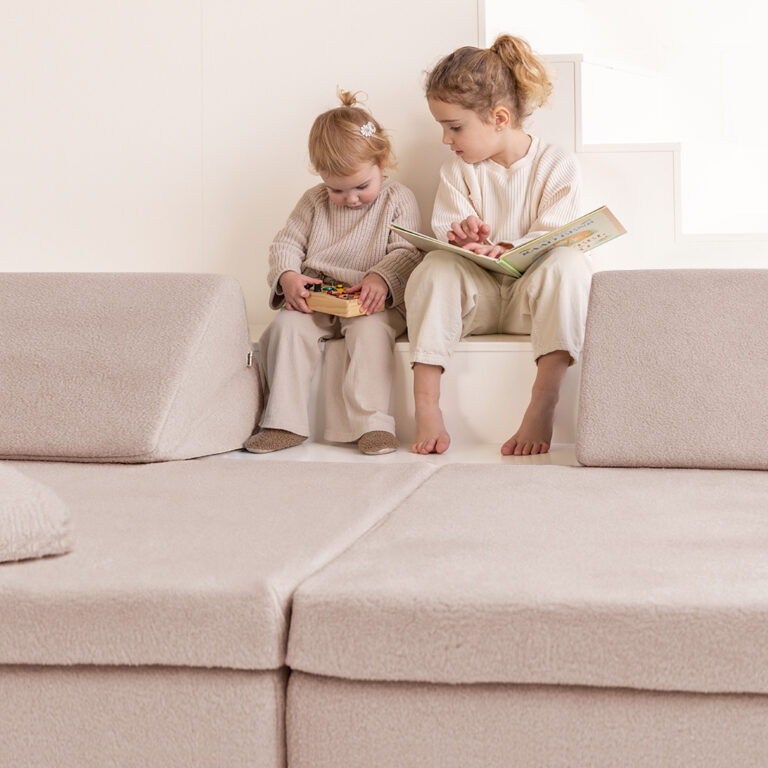 Gemeinsam spielen mit dem Jindl Teddy Spielsofa in Beige