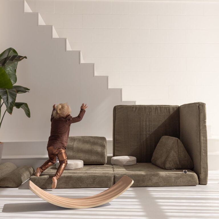 Springen auf Spielsofa Grün Jindl