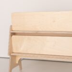 Houten kinderbankjes gestapeld