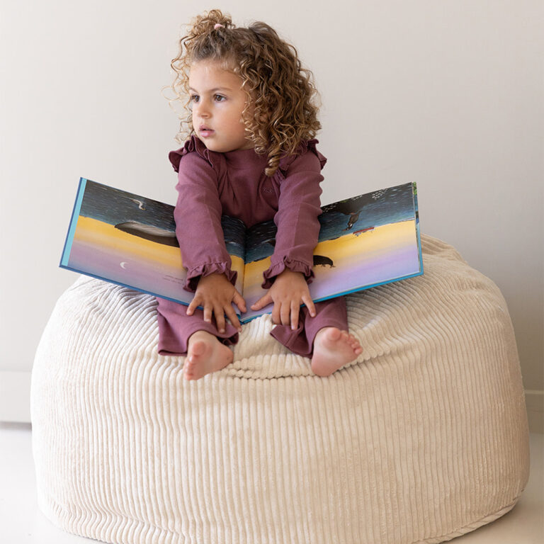 Jindl Sitzsack Cord beige beim Lesen eines Buches