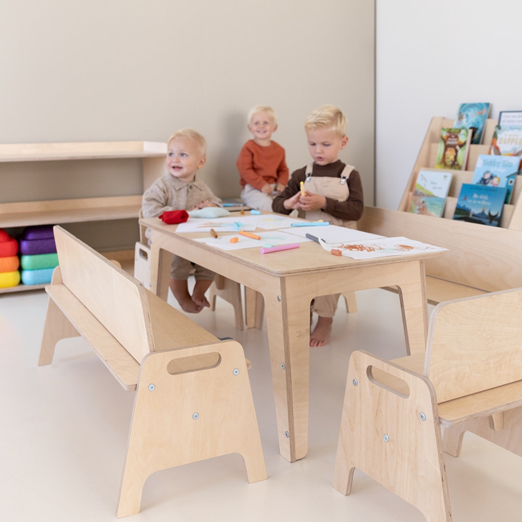 Spelen met kindertafel en kinderstoel Spelen met kindertafel en kinderstoel