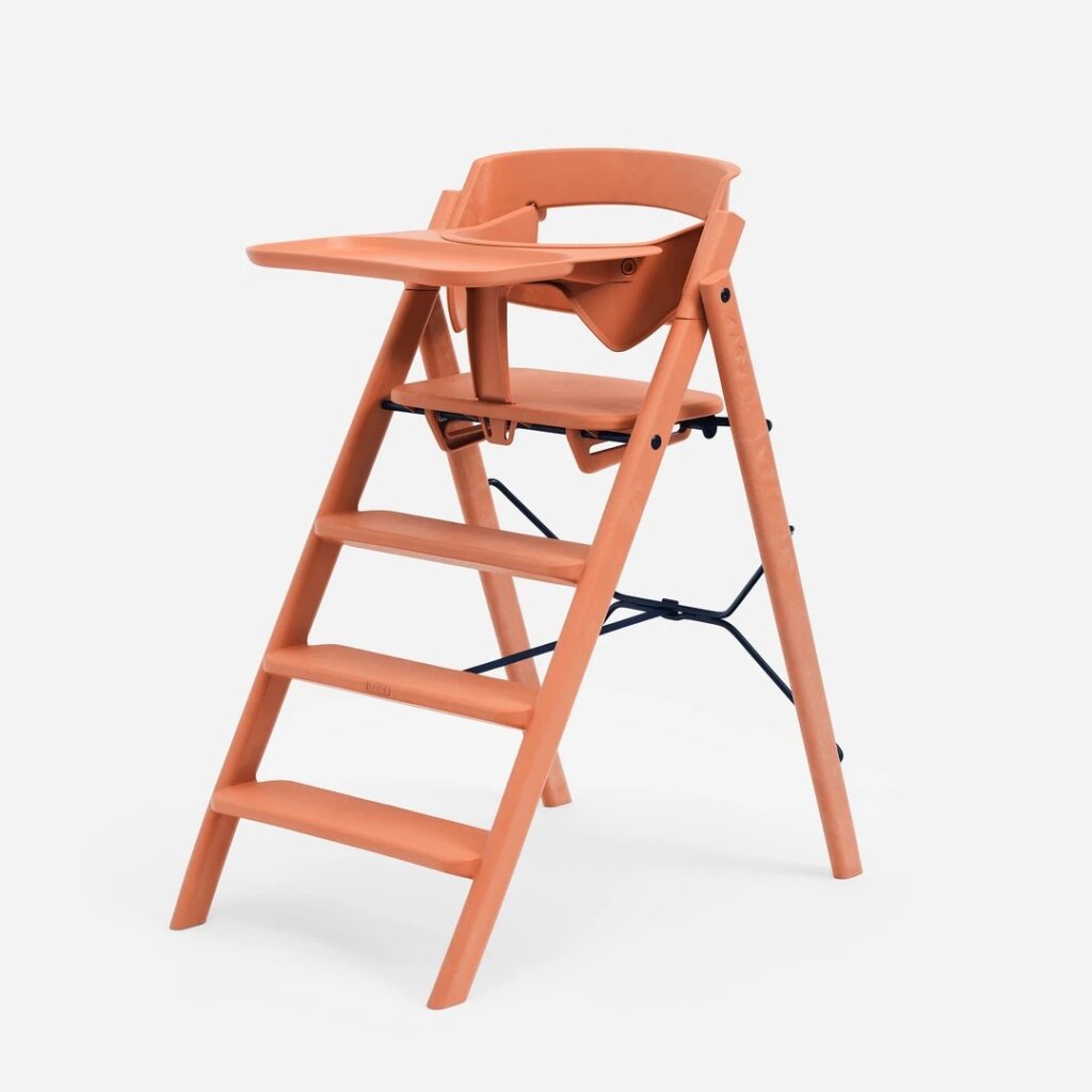 Kaos stoel roze met dienblad en beugel zoom