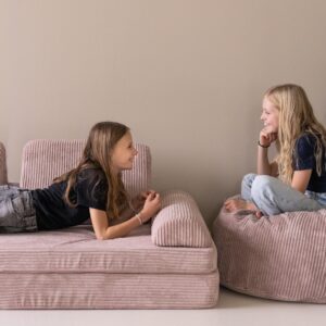Teenager chillen auf Jindl Spielsofa