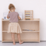 Montessori speelgoedkast hoog achterwand