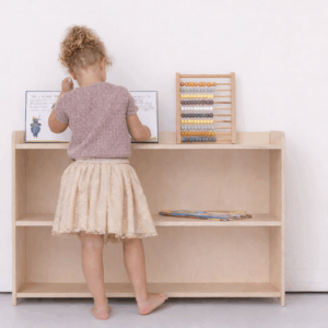 Montessori Spielzeugschrank hohe Rückwand