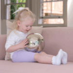 Binnen spelen met de sensorische tuimelbal van Tickit