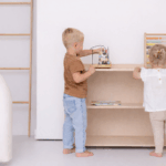 Montessori-Spielzeugschrank aus Holz Jindl® natur, hoch mit Rückwand