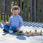 Buiten spelen met houten vogel blokken Tickit