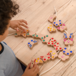 Vlinders rijgen jongetje