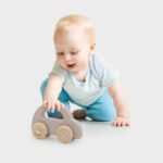 Spelen met bruin speelautootje