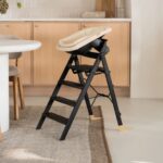 KAOS Babyschale schwarz im Zimmer