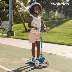 Meisje stept op blauwe kinderstep