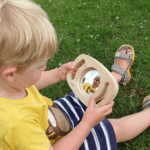 Spiegelpaneel tickit buiten in het gras