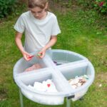 buiten spelen met de zand en water tafel van Tickit