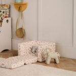 Kids Concept klappbarer Hochstuhl mit Tupfen ausgeklappt