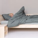 Kind in einzelnem, geschminktem Bett