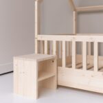 Nachtschrank Nova-Linie Seitenansicht neben Kinderbett für Kleinkinder – Hausbett