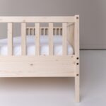 Seitenansicht eines einzelnen Kinderbettes Nova line inklusive Matratze