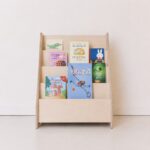 Bücherregal aus Holz Jindl Natur mit Büchern