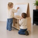 Jindl Spielzeugregal mit Whiteboard 2 spielende Kinder