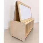 Jindl Spielzeugregal mit Whiteboard Seitenansicht mit Jindl-Logo