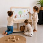 Jindl Spielzeugregal mit Whiteboard und drei zeichnenden Kindern
