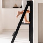 Lernturm klappbar und verstellbar ganz schwarz Jindl - auf einem Bein stehend