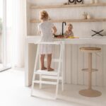 Montessori Lernturm klappbar & verstellbar Jindl Komplett weiß - an der Küchenzeile mit Mädchen