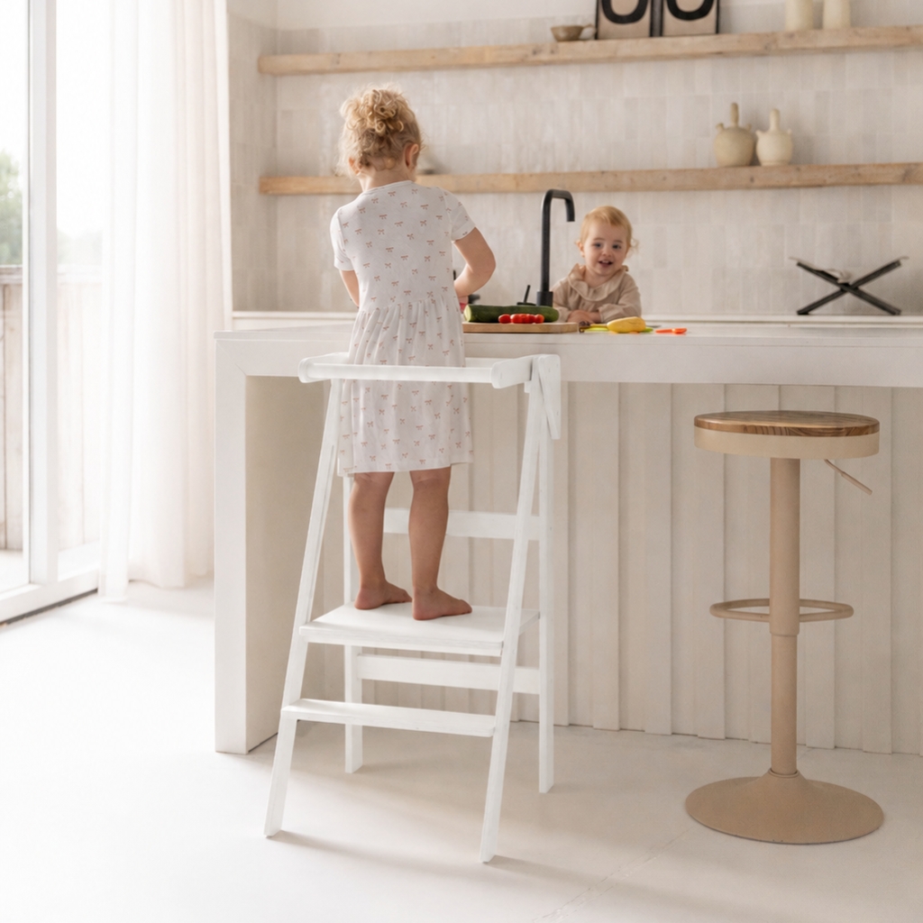 Montessori Lernturm klappbar & verstellbar Jindl Komplett weiß - an der Küchenzeile mit Mädchen Montessori Lernturm klappbar & verstellbar Jindl Komplett weiß - an der Küchenzeile mit Mädchen