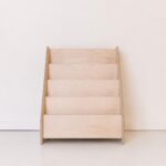 Vorderansicht Bücherregal aus Holz Jindl Natur
