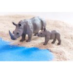Betzold EduCasa - Afrikanische Tiere - 18-teilig - Breitmaulnashorn - Nashornkalb