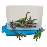 Betzold EduCasa - Deluxe Dinosaurier - 8-teilig - ganzes Set in stehender Trommel mit blauem Deckel darunter