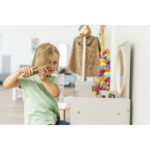 Betzold Kinderspiegeltisch, inkl. Hocker – Mädchen beim Haarekämmen, auf dem Hocker vor dem Kinderspiegeltisch sitzend