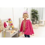 Betzold Kinderspiegeltisch, inkl. Hocker – Mädchen in rosa Verkleidung vor dem Tisch