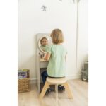 Betzold Kinderspiegeltisch, inkl. Hocker – Mädchen auf Hocker sitzend, in den Spiegel schauend