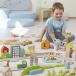 Betzold Spielwelt - Bausteinwagen mit 5 Fächern - Junge spielt mit Tieren sowie Straßen- und Landschaftselementen