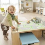 Betzold Teppich für einen Bodenspieltisch - 2er-Set - Junge, der am Spieltisch mit Stadtteppich und Autos lehnt