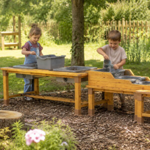 Wasser- und Matschtisch aus Holz vor Ort