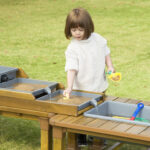 Spielen am Wasser- und Matschtisch aus Holz