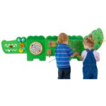 Krokodil-Wandspiel - 5-teilig - zwei spielende Kinder mit Krokodil-Element