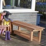 Zwei Bänke für Kinder