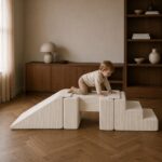Speelset - foamblokken Trap + glijbaan + loopbrug - ribstof beige - kruipend erop