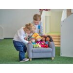 Stoffpuppen – 4er-Set – Kinder, die Puppen anschauen – in einem Stuhl sitzend