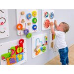 Wandelemente Set 1 – Set von 6 – Junge spielt mit Wandelement runde Elemente