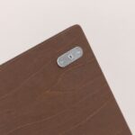 Nahaufnahme des Materials der Jindl Spielzeugkiste aus Holz in Walnussoptik mit Soft-Close