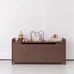 Jindl Spielzeugkiste aus Holz in Walnussoptik mit Soft-Close und Spielzeug von vorne