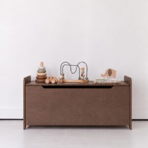 Jindl Spielzeugkiste aus Holz in Walnussoptik mit Soft-Close und Spielzeug von vorne